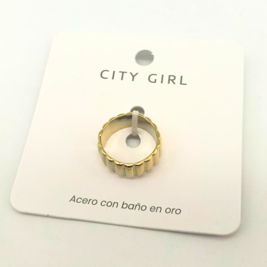 ANILLO DE ACERO BAÑADO EN ORO CITY GIRL (PAQUETE X 12 UNID.) C-04
